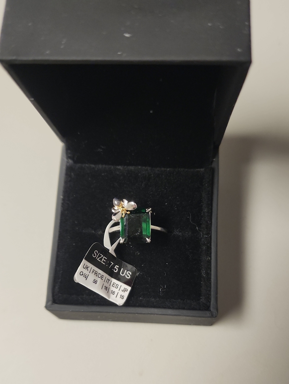 Jeulia - Emerald Green Stone Flower Accent Ring - Women's Jewelry